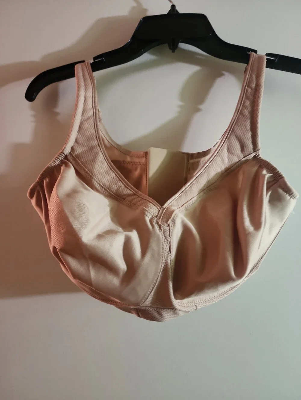 Glamorise Sport  Magic Lift Comfort Support Full-Coverage Nude Bra